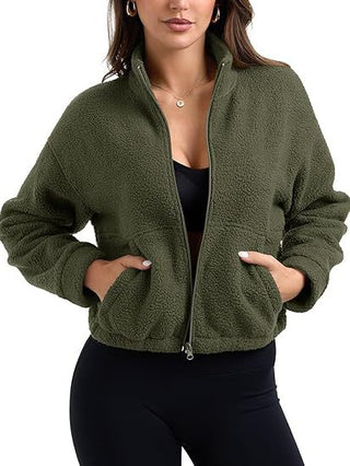 Veste en polaire vert olive ouverte, col relevé et poches latérales