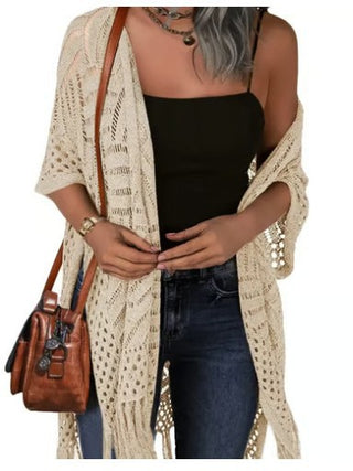 Gilet kimono long au crochet beige, manches courtes ajourées et franges