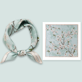 Foulard en soie vert pâle à motif floral, nœud central et extrémités