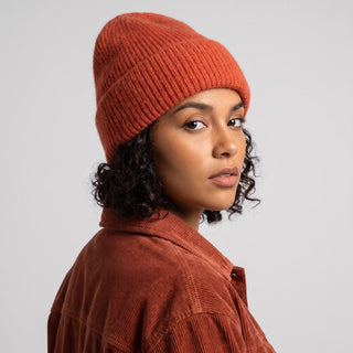 Bonnet ample en maille rouge brique, à revers côtelé