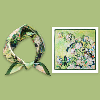 Foulard carré en soie vert, imprimé fleuri, noué au cou