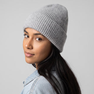 Bonnet ample en maille gris clair, à revers côtelé