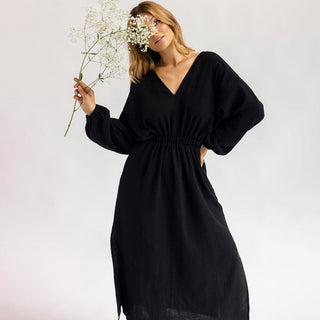Robe longue noire en gaze de coton, col V, manches longues bouffantes, taille élastique.