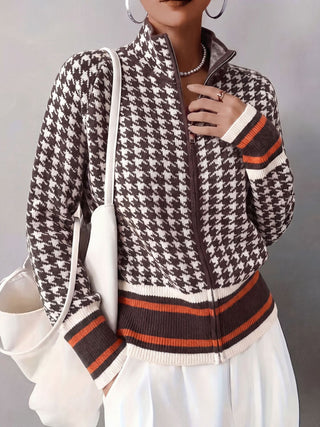 Gilet zippé femme col montant pied-de-poule noir et blanc, bords rayés orange