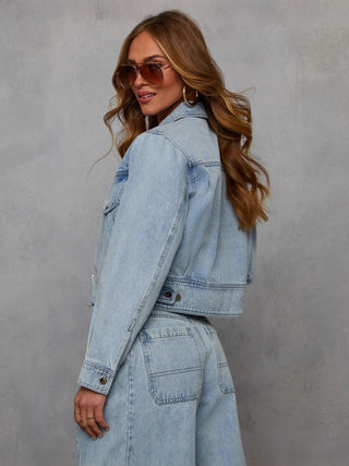 Ensemble en jean bleu clair : veste courte au dos et jean large taille haute