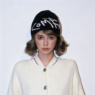 Bonnet en laine femme noir à inscription jacquard blanche, revers côtelé.