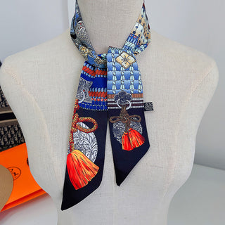 Foulard étroit bleu marine à glands rouges, porté noué autour du cou