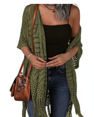 Gilet kimono crochet vert olive ajouré, ouvert, manches courtes, franges.