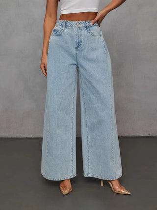 Jean large taille haute en denim bleu clair, poches avant, jambes évasées