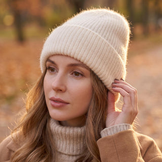 Bonnet ample écru en maille duveteuse, avec revers côtelé