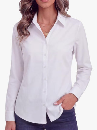 Chemise blanche cintrée manches longues, col classique, boutonnage central.