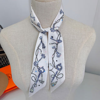 Foulard étroit blanc à motifs de clés et chaînes, noué au cou