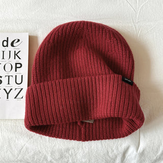 Bonnet en laine rouge bordeaux, maille côtelée, revers large, étiquette noire