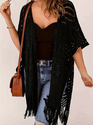 Gilet kimono long noir au crochet, manches courtes ajourées et franges