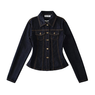 Veste en denim foncé à manches longues, coupe évasée et poches poitrine.