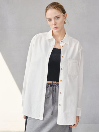 Chemise oversize blanche en coton, col pointu, poche poitrine, boutons visibles