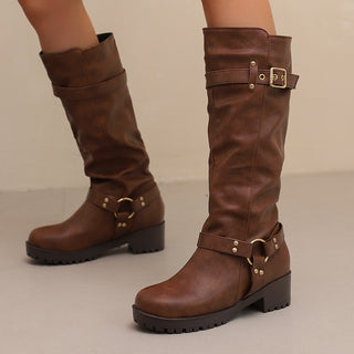 Bottes hautes marron à bout rond, brides à boucles dorées et semelles crantées