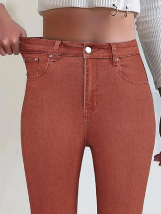 Jean skinny taille haute rouge brique, poches avant et boutonnière avec détails