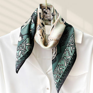 Foulard carré en soie vert et noir à motifs cachemire, bord contrasté, à nouer.