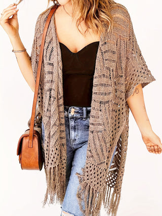 Gilet kimono long au crochet taupe, manches courtes ajourées et franges