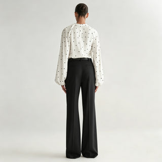 Blouse blanche à pois noirs, dos à plis au col et manches bouffantes