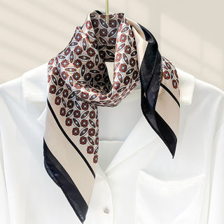 Foulard carré en soie noir et blanc à motifs écusson, bord noir satiné, à nouer.
