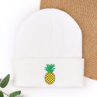 Bonnet tricoté blanc avec broderie ananas jaune et feuilles vertes
