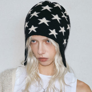 Bonnet à oreillettes noir à étoiles blanches, maille chaude et cordons tressés