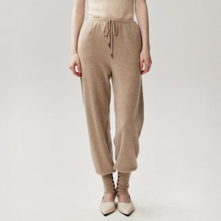 Pantalon de jogging en maille camel, taille élastique à cordon, chevilles resserrées.