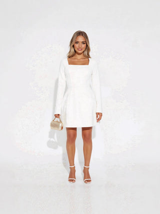 Robe blanche courte à col carré et manches longues, coupe patineuse