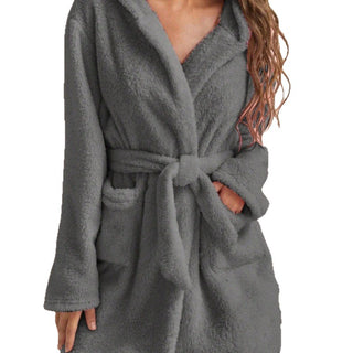 Robe de bain grise en peluche à capuche, ceinturée et dotée de poches
