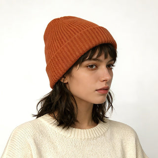 Bonnet docker en laine côtelée épaisse, orange, porté sur modèle