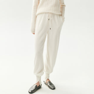 Pantalon de jogging en maille blanche, taille à cordon, chevilles boutonnées.