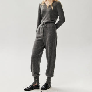 Pantalon de jogging en maille gris foncé, taille à cordon, chevilles boutonnées.