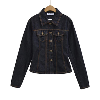 Veste cintrée en denim foncé avec surpiqûres contrastées et deux poches poitrine.