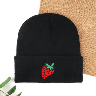 Bonnet tricoté noir uni avec motif brodé fraise rouge