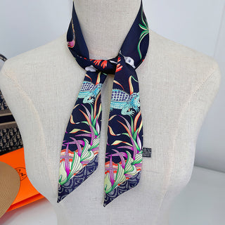 Foulard étroit bleu marine à imprimé floral et oiseaux, noué autour du cou