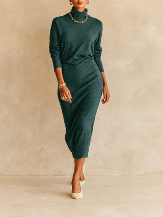 Robe pull midi vert foncé, col roulé, manches 3/4, maille fine.