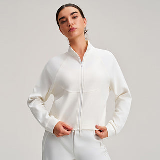 Veste zippée blanche pour femme en maille douce, col montant, coupe courte, manches raglan.