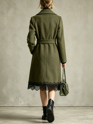 Manteau en laine vert olive, coupe portefeuille ceinturée, ourlet dentelle au bas