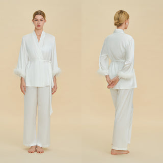 Pyjama blanc présenté de face et de dos, avec veste ceinturée et pantalon ample