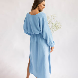 Robe longue bleue en gaze de coton, manches bouffantes, col V, taille élastique.