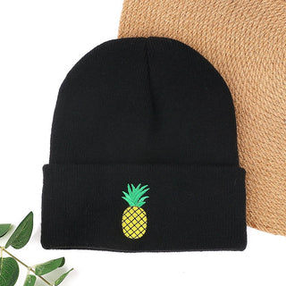 Bonnet tricoté noir uni avec motif brodé ananas jaune et vert