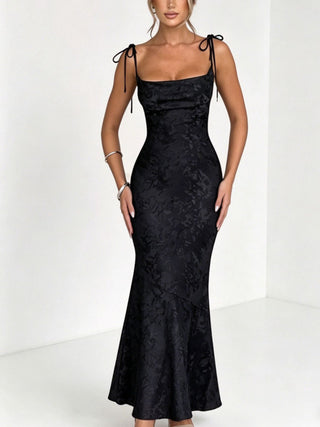Robe sirène longue satin jacquard noir, bretelles nouées, ourlet évasé