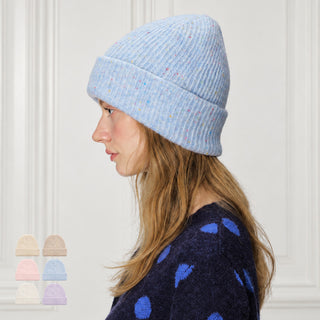 Bonnet en tricot bleu clair à revers, parsemé de petits points colorés