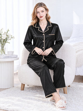 Ensemble pyjama satin noir : chemise boutonnée à revers, pantalon long à bord zigzag.