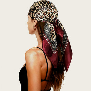Foulard carré en satin léopard, noué sur la tête, bord ourlé, grand format 90 cm.