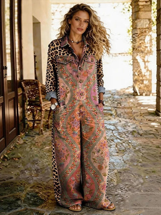 Combinaison en jean rose à motifs, manches léopard, col chemise boutonné, jambes larges.