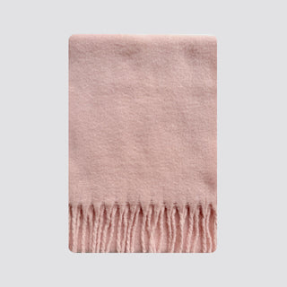 Écharpe en laine rose clair à franges, tissu brossé et doux.