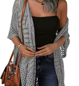 Gilet kimono crochet gris ajouré, ouvert, manches courtes, franges.